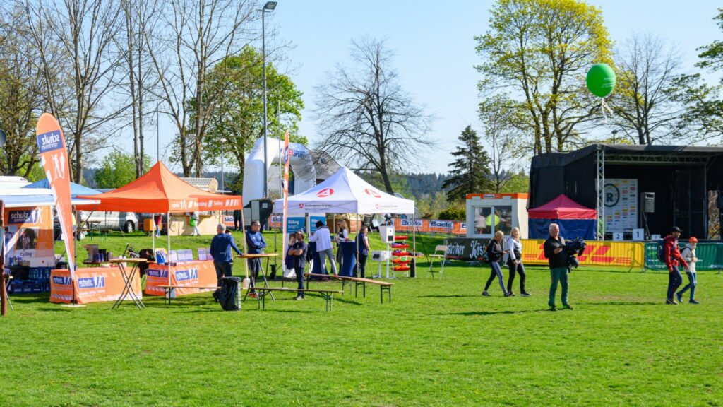 Sportplatz mit Messestand