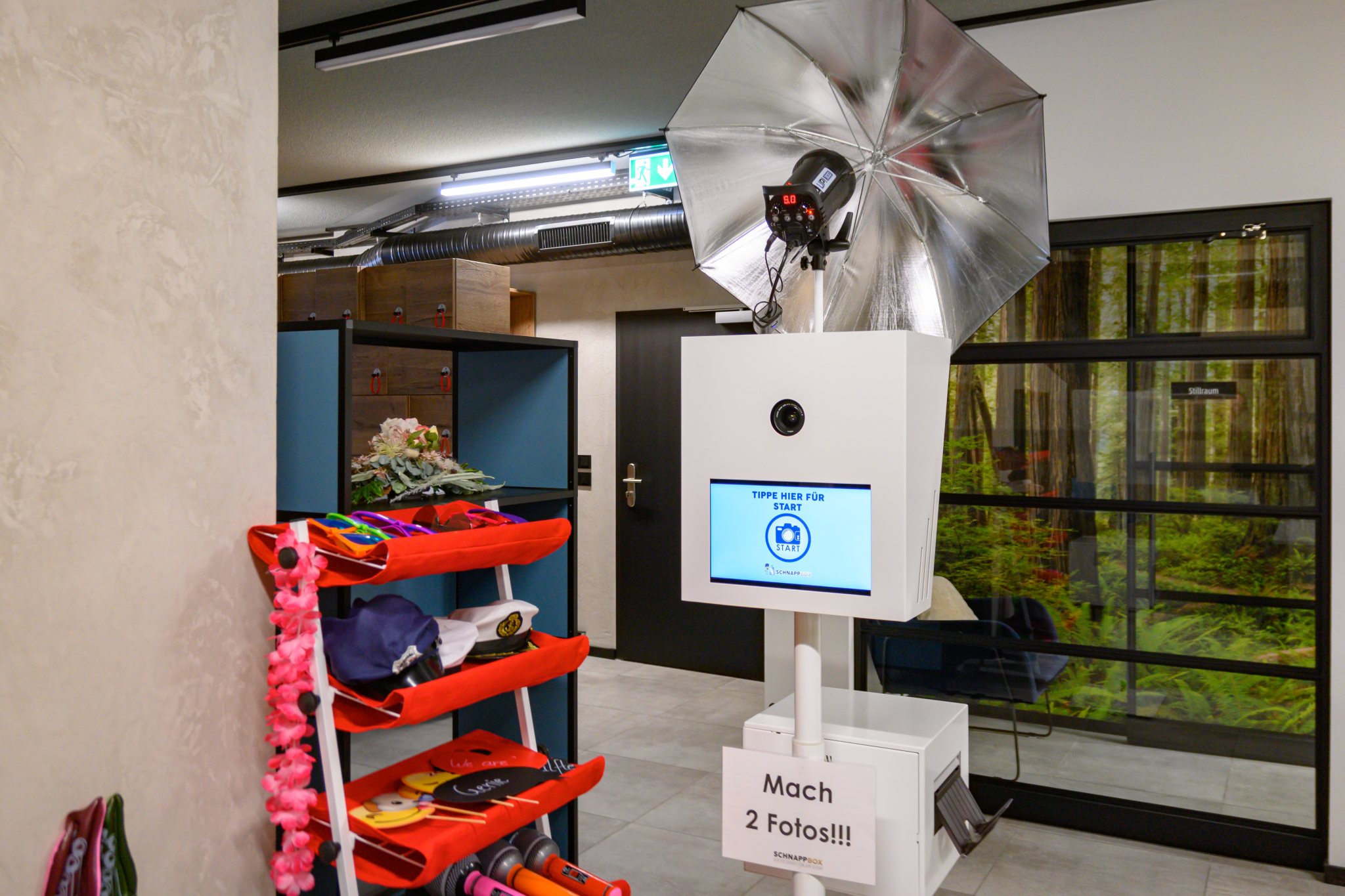Fotobox mit Touchscreen und Requisiten bei einer Firmeneröffnung