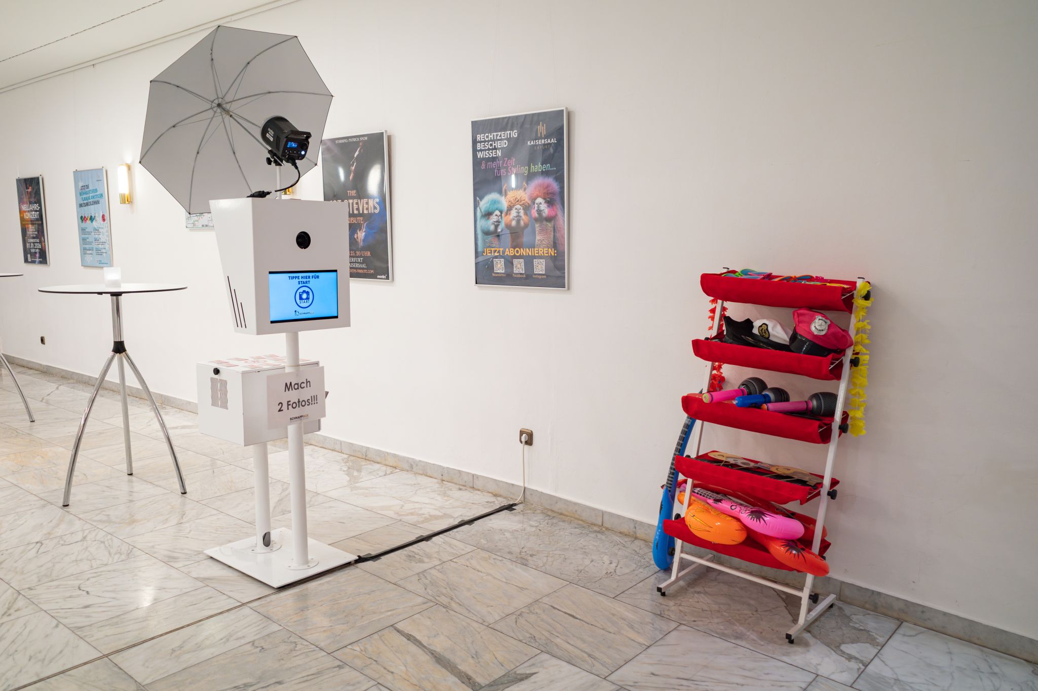 Fotobox mit Touchscreen und Requisiten-Ständer im Kaisersaal Erfurt bei einer Abschlussfeier