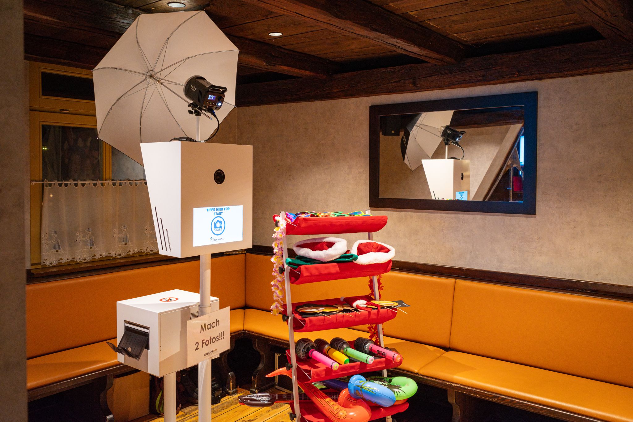 Fotobox mit Weihnachtsrequisiten bei einer Firmenweihnachtsfeier im Brauhaus