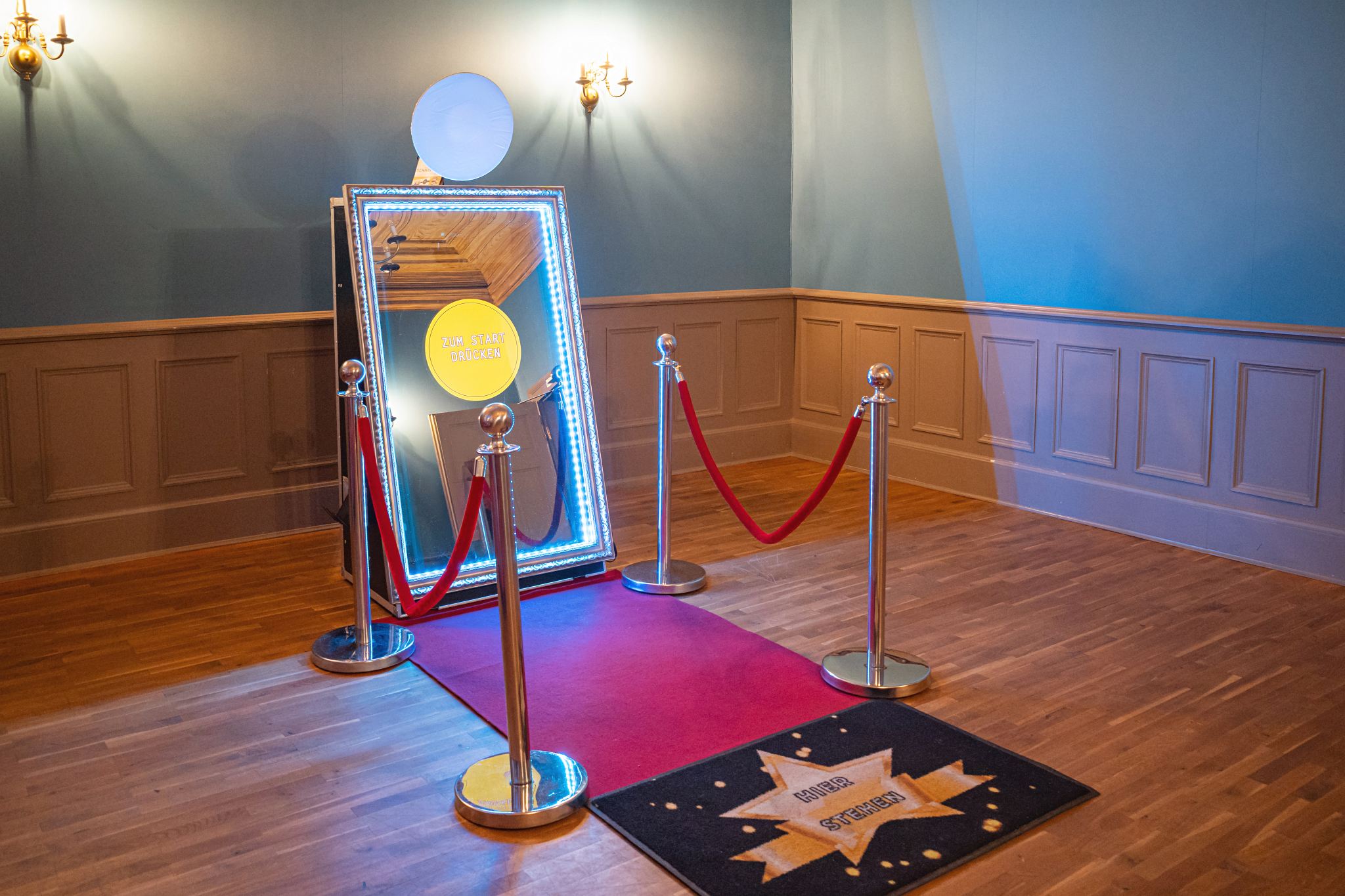 Sprechender Fotospiegel mit rotem Teppich beim Winterball im Haus Dacheröden Erfurt