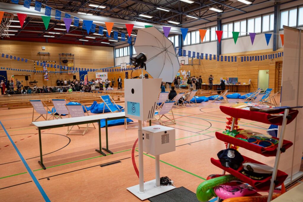 Fotobox von Schnappbox beim Europa-Projekttag in der Sporthalle einer Schule in Sömmerda