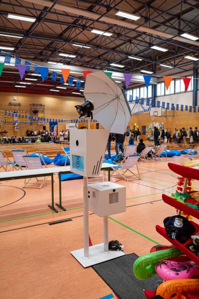 Fotobox mit Touchscreen und Requisitenständer beim Projekttag Europa kommt zu uns