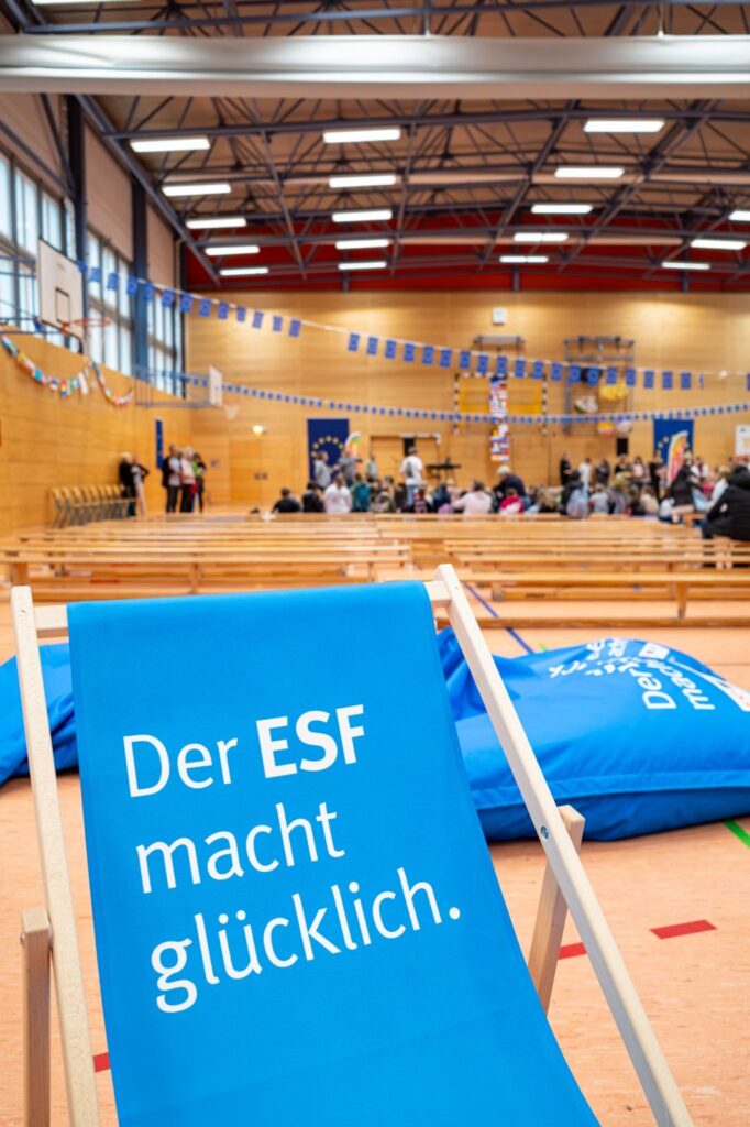 ESF-Liegestuhl „Der ESF macht glücklich“ beim Europa-Projekttag in Sömmerda