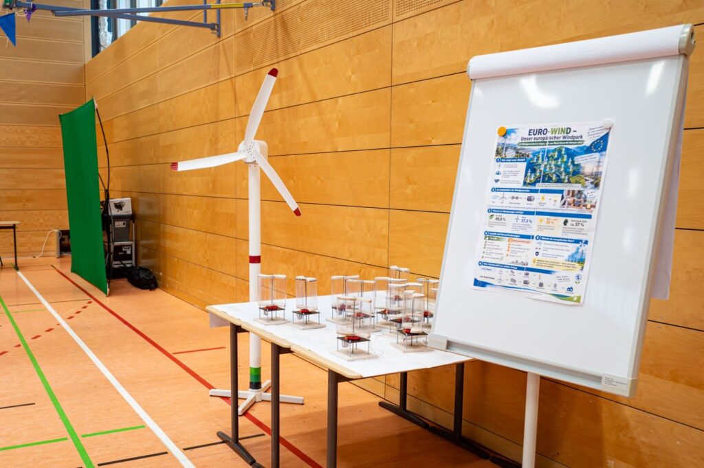 Schulprojekt zur Windkraft mit Windrad-Modell beim Europa-Projekttag