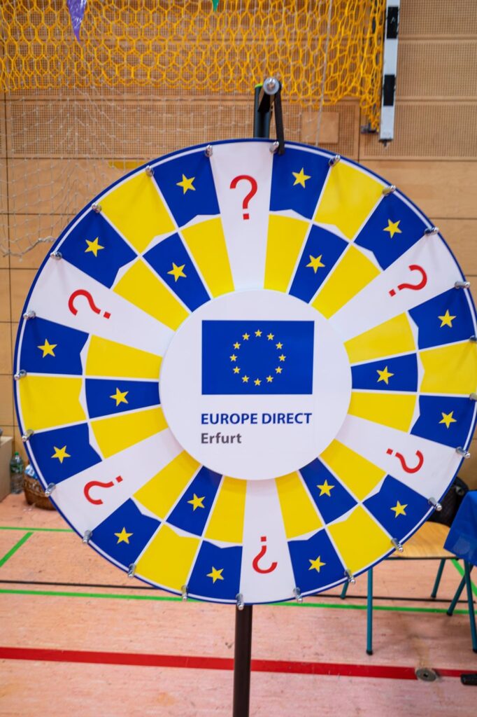 Glücksrad von Europe Direct Erfurt beim Europa-Projekttag
